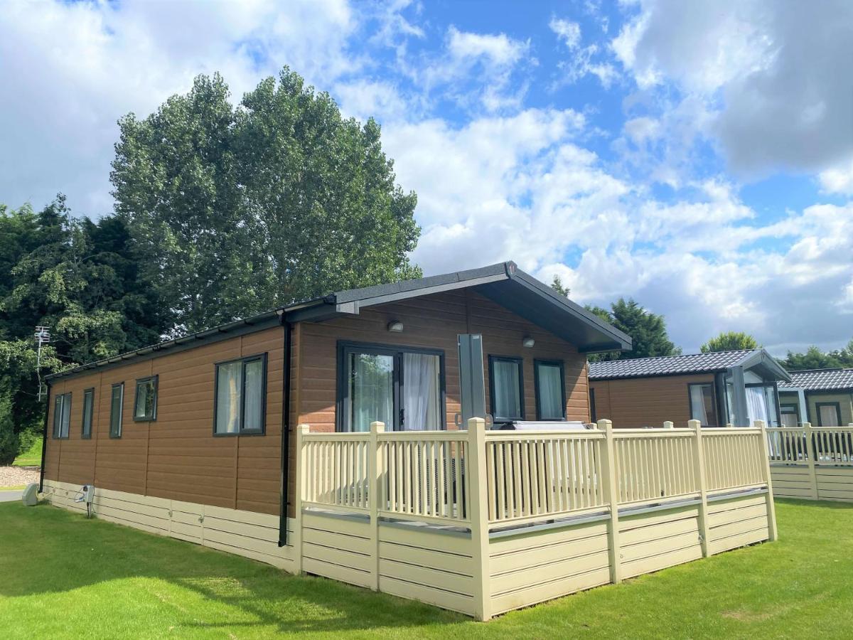 The Yorkshire Burrow Lodge With Hot Tub Buitenkant foto