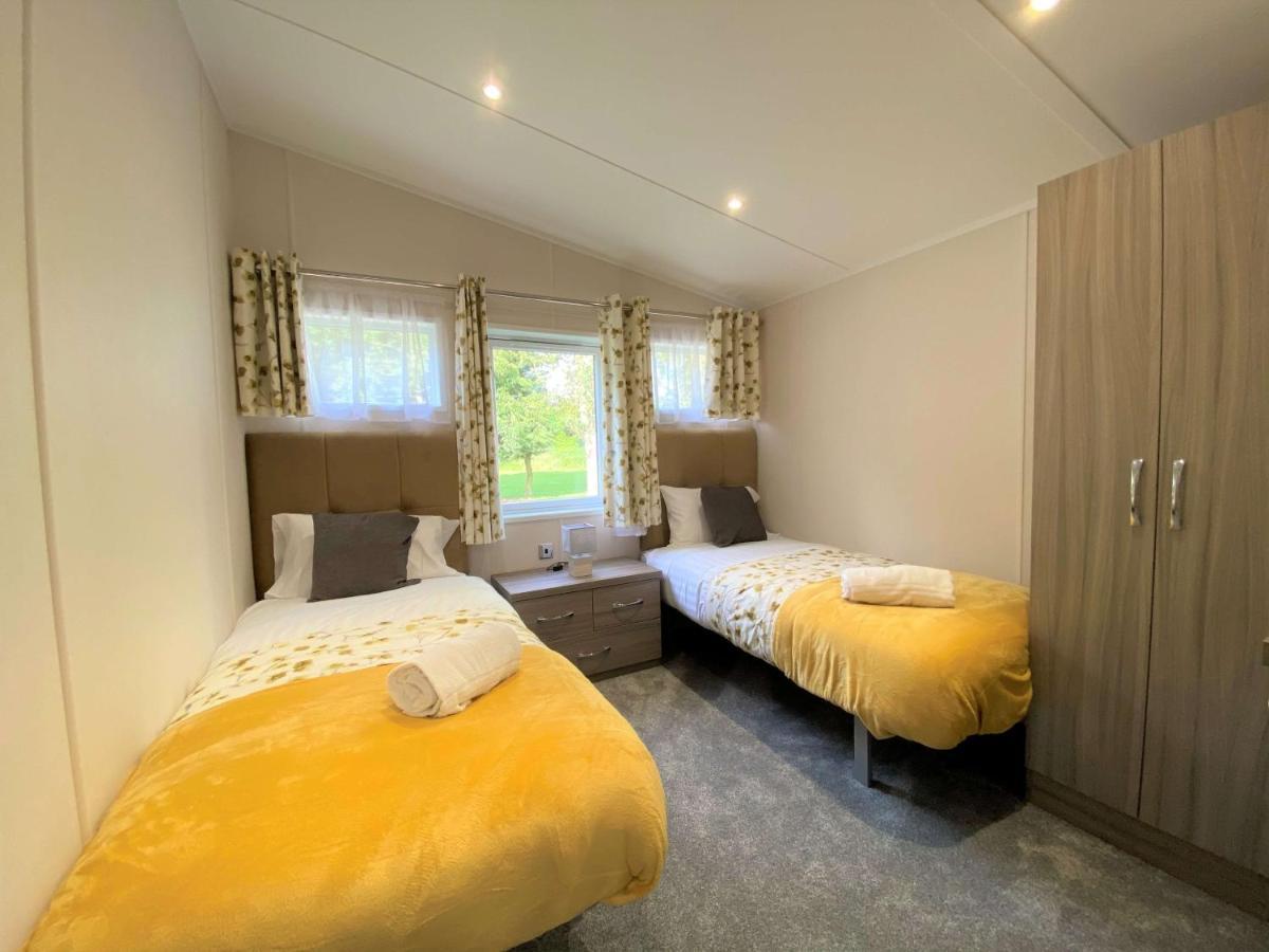 The Yorkshire Burrow Lodge With Hot Tub Buitenkant foto